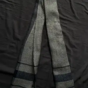 Super snygg halsduk/scarf med ett litet blå rutigt mönster. Fint skick❤️
