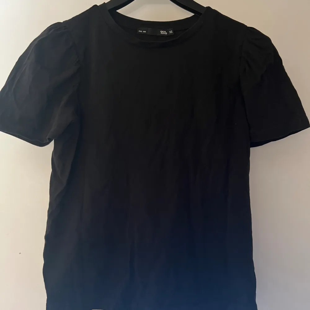 svart t-shirt med puffärm från lager157 i storlek xs, säljer då jag inte använder den. den är i fint skick, behöver bara strykas! skriv för fler bilder, köparen står för frakten. T-shirts.