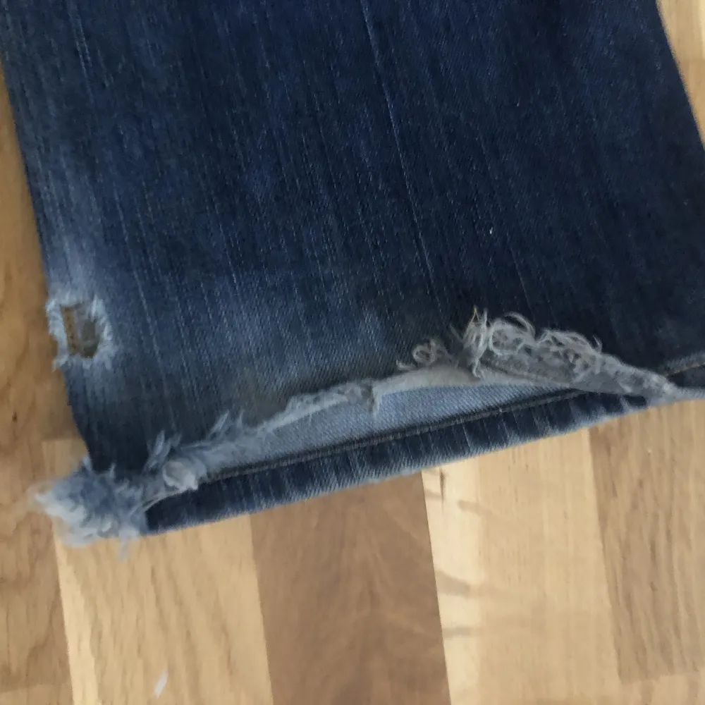 Mörkblå 7 for all mankind jeans. Skriv för bild på. Slitna längst ner. Innerbenslängd: 76 midjemått: tvärs över 39 cm Kan säljas billigare vid snabbt köp. . Jeans & Byxor.