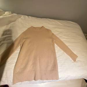 Jättefin beige stickad tröja från zara i strl S💗 Oanvänd❣️ Pris går alltid att diskuteras🥰 Har ingen bild på då den inte passar mig❤️