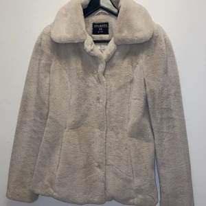 Ny jacka  - Oanvänd pälsjacka 