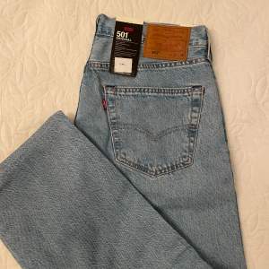 Helt oanvända Levis 501 Jeans i storlek 33-30. Köpta för 1099 kr. Säljer de för 700kr 