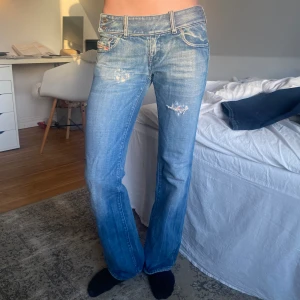 Diesel jeans - Säljer nu mina favvo jeans från diesel som är lågmidjade! Så sjukt snygga✨modellen på bilden är 176cm lång och dem räcker ner till marken, färgen är som på första bilden💞skriv vid fler frågor! midjemått:37cm innerbenslängd:78cm ytterbenslängd:99cm