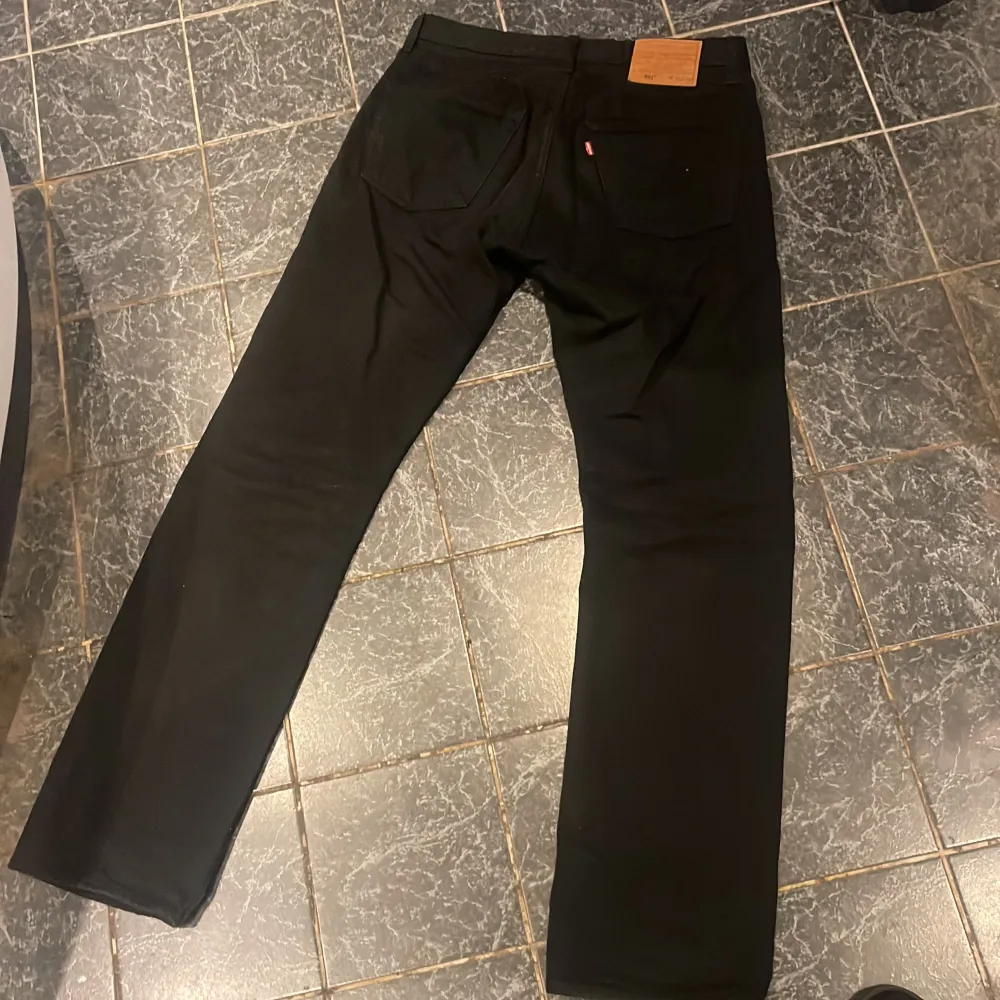 Svarta Levis 501 jeans storlek 33/34,  Aldrig använda för att de är för stora för mig. Jeans & Byxor.