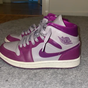 Jordan 1 skor - Nu säljer jag mina jordan 1 skor som är ÄKTA, ja säljer dom pga de har blivit ganska små och är hyfsat mycket använda fast ändå i bra skick, inga synliga skador osv förutom att de e lite smutsiga. Köpta för 1500 så priset e rätt så bra. Går o pruta 