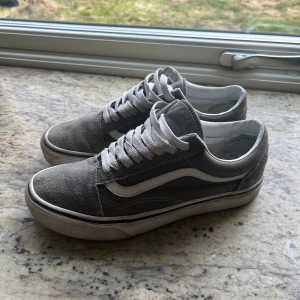 Vans 39 - Gråa vans skor i bra skicka förutom inre sulan men som lätt kan bytas.  Snabb leverans 