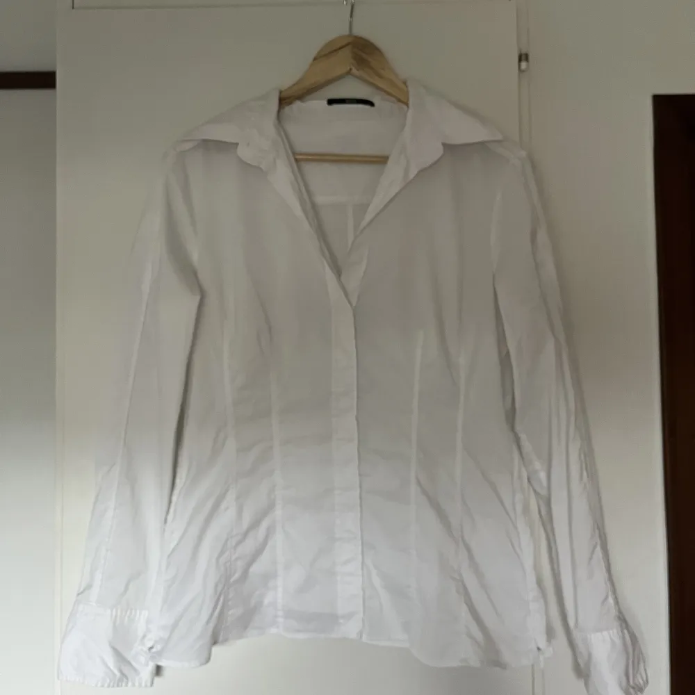 (Tryck inte på köp nu direkt) jättefin skjorta från Hugo boss i bra skick❤️ storlek står ej men passar omkring S, kolla gärna min profil. Skjortor.