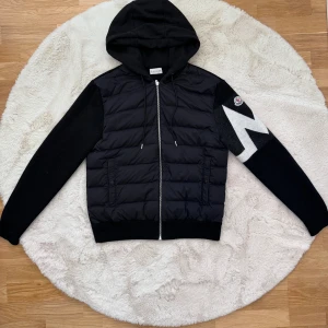 Moncler cardigan  - Moncler cardigan Storlek: L fits M Skick: nyskick Pris: 4899:- 