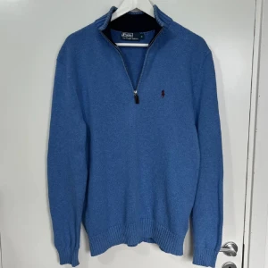 Blå Ralph Lauren half zip - Blå stickad halfzip Sjukt snygg 9/10 skick inga defekter Pris kan diskuteras 
