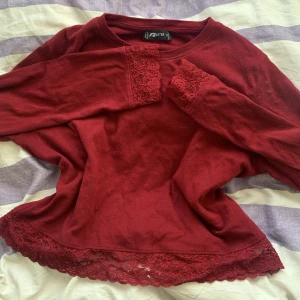 Tröja med spets 🤍 - Tröja från fabsister. 🤍Står S på lappen men passar som xxs-xs. Jättefin spets också.