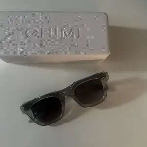 Säljer dessa chimi solglasögonen i modellen 04 gråa då dem inte kommer till användning längre men är använda ca 5 gånger bara och är i mycket bra skick, original priset ligger på 1200❤️