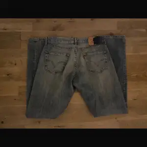 Säljer dessa skit snygga levis jeans, skulle säga att de passar M-XXL. 😊 Bilderna är från den förra ägaren då de är för stora för mig😊
