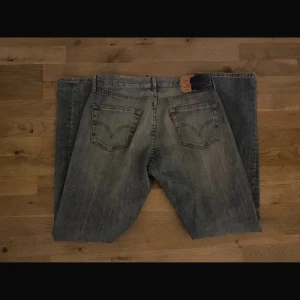 Levis jeans  - Säljer dessa skit snygga levis jeans, skulle säga att de passar M-XXL. 😊 Bilderna är från den förra ägaren då de är för stora för mig😊