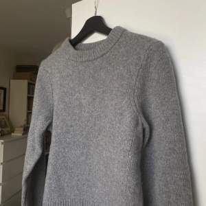 Såå fin stickad tröja från Filippa K. Fin grå färg med lite polokrage. 