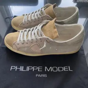 Fetast Phlippe model skorna enligt mig bara dustbag medföljer pris går ej att diskutera. Öppen vid frågor och funderingar.💯🍾