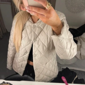 Jacka - Säljer vidare denna jacka jag köpt av en tjej på vinted då jag inte tyckte den passade mig. Skulle säga att den är i storlek S/M! 