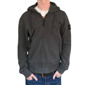 Stone island zip - Stone island zip i grå färg, skicket är bra. Äkthetbevis finns. Säljer på grund av att ja tröttnat på den och sugen på köpa ny. Storlek M fast lite större (inte på längden).