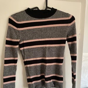 Randig topp - H&M - Säljer denna då den inte passar min stil längre, den har blivit använd ett få antal gånger🥰