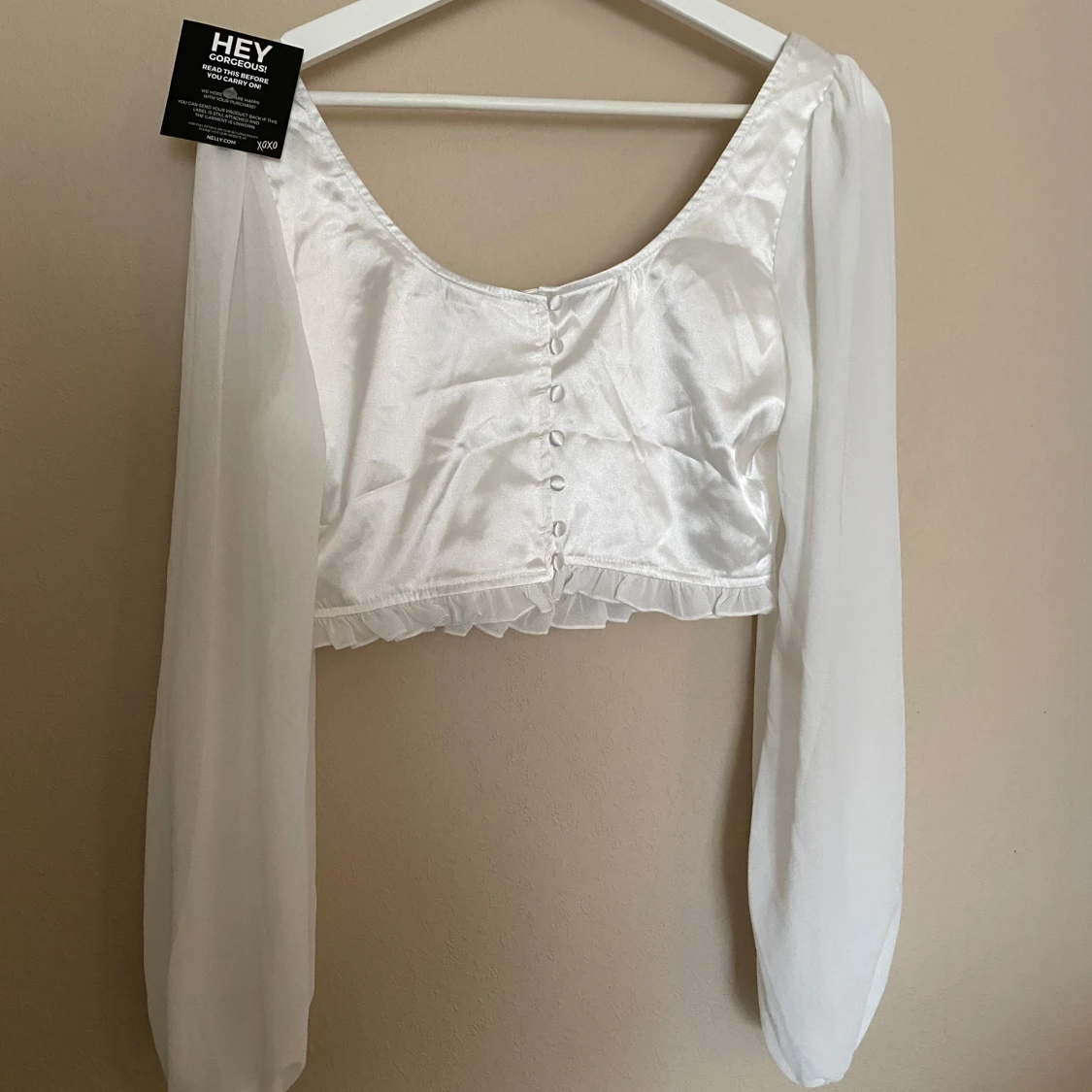 Vit blus med volang detaljer - 90