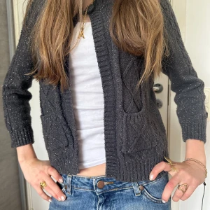 Kofta från hm  - Snygg kofta från h&m, inte säker på storleken men passar mig som är xs-s.