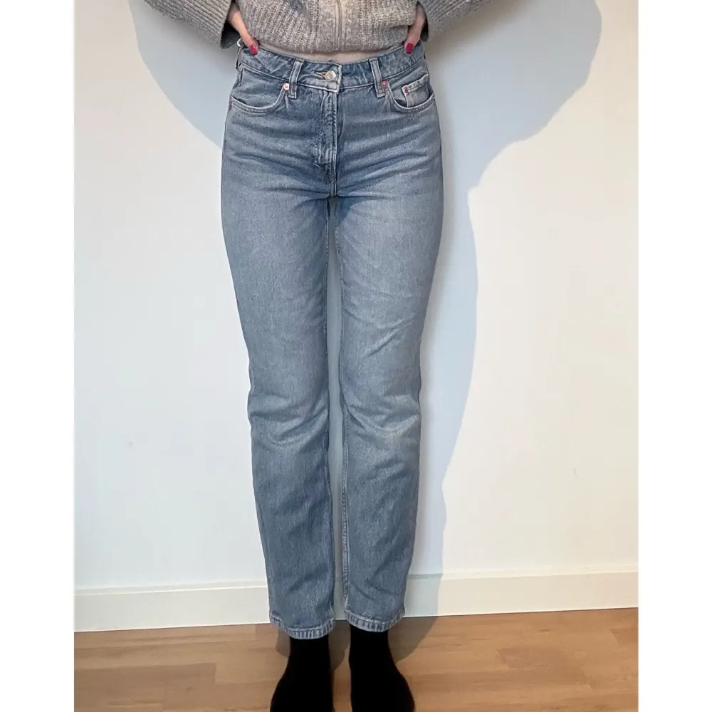 Mom jeans med hög midja från H&M. Aldrig använda med lappar kvar. Nypris 399 kr. . Jeans & Byxor.