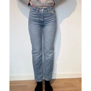 Mom jeans med hög midja från H&M. Aldrig använda med lappar kvar. Nypris 399 kr. 