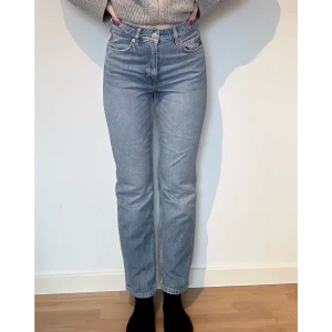 H&M Mom jeans  - Mom jeans med hög midja från H&M. Aldrig använda med lappar kvar. Nypris 399 kr. 