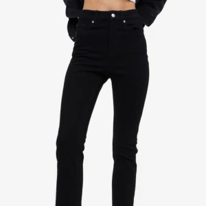 Jeans - Snygga jeans som liknar momjeans men tajtare passform. Finns även i blå