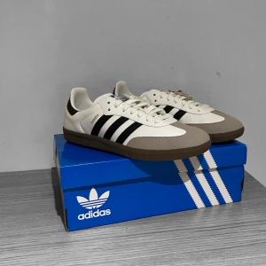 Adidas samba - Säljer dessa ass feta adidas sambas vegan i storlek 43 1/3. Aldrig använda! Vid frågor och eller funderingar tveka inte på att höra av dig!🔥🤩