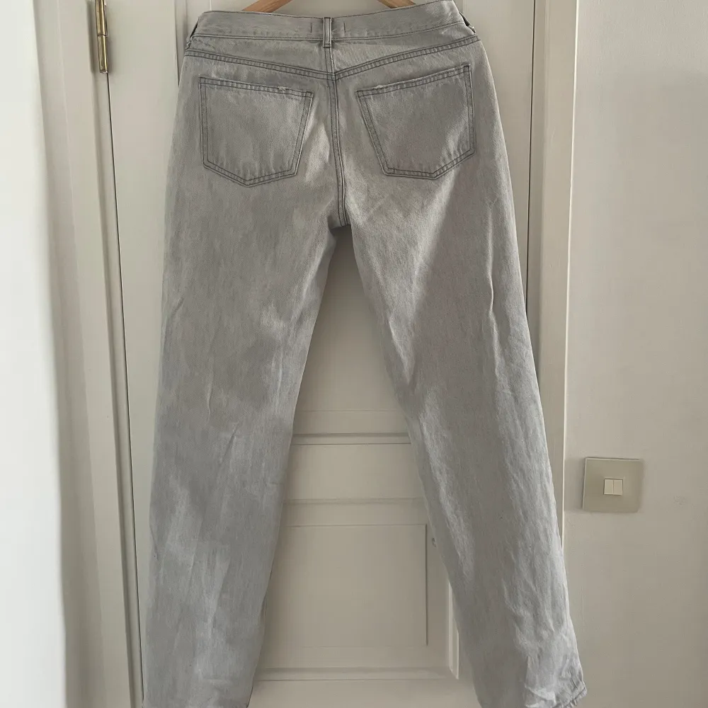 Ett par ljus gråa mid-waist jeans från märket Gina Tricot. Knappt använda och i bra skick. Storlek 38 i midjan och 34 i längd! Köpte dem för 600kr och säljer dem för 350kr🥰. Jeans & Byxor.