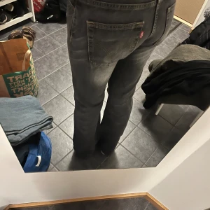 Levis jeans - Levis jeans vintage  W 29men passar mig som vanligtvis har 27! Längd 34. Modell 507 Pris 350kr Köparen står för frakt☺️