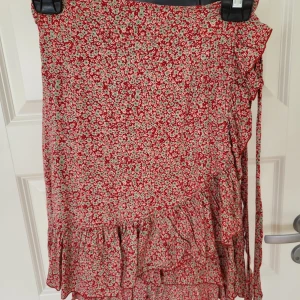 Omlottkjol från Coconut Milk By Stajl  - I mycket fint skick! Inköpt förra sommaren och använd ett fåtal gånger. Storlek S/M 