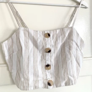 Linnetopp - Söt topp i linne från Gina Tricot🤍 Aldrig använt! 