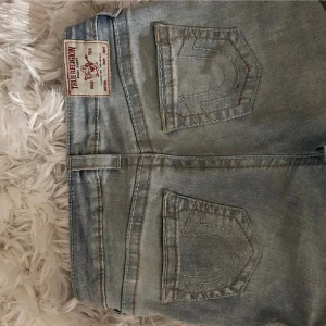 True Religion Jeans  - Säljer nu mina jättefina true religion jeans som inte kommer till användning, de är bootcut med en jättefin ljusblå färg som passar perfekt nu till sommaren💕modellen är Becca💕hör gärna av dig för bilder eller frågor💕