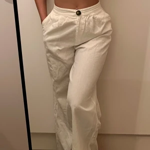 Högmidjade linnebyxor  - Linnebyxor från Asos med hög midja och lite croppade ben. Upplever att de är små i storleken. 