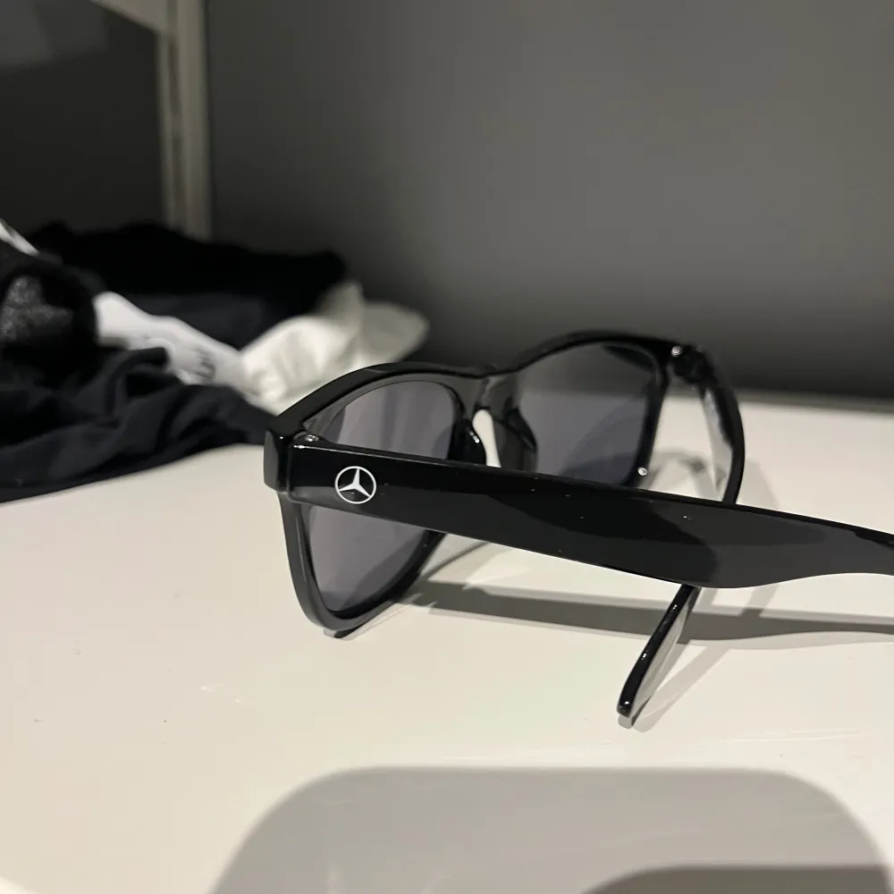 Coola glasögon som man får med när man köper en Mercedez👌knappt använda, rätt lika Ray-ban boyfriends i utseendet. Accessoarer.