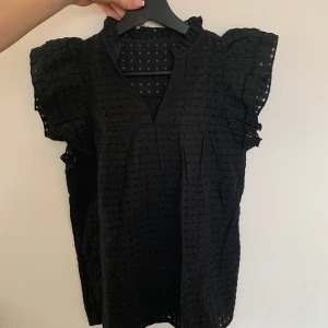 Topp - Jätte söt top. Skriv om ni har några frågor. 