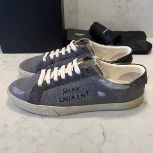 Säljer dessa eftertraktade skor från yves saint Laurent i färgen grå. Skorna är som nya använda ca 1 gång. Allt og medföljer vid köp, storlek 42