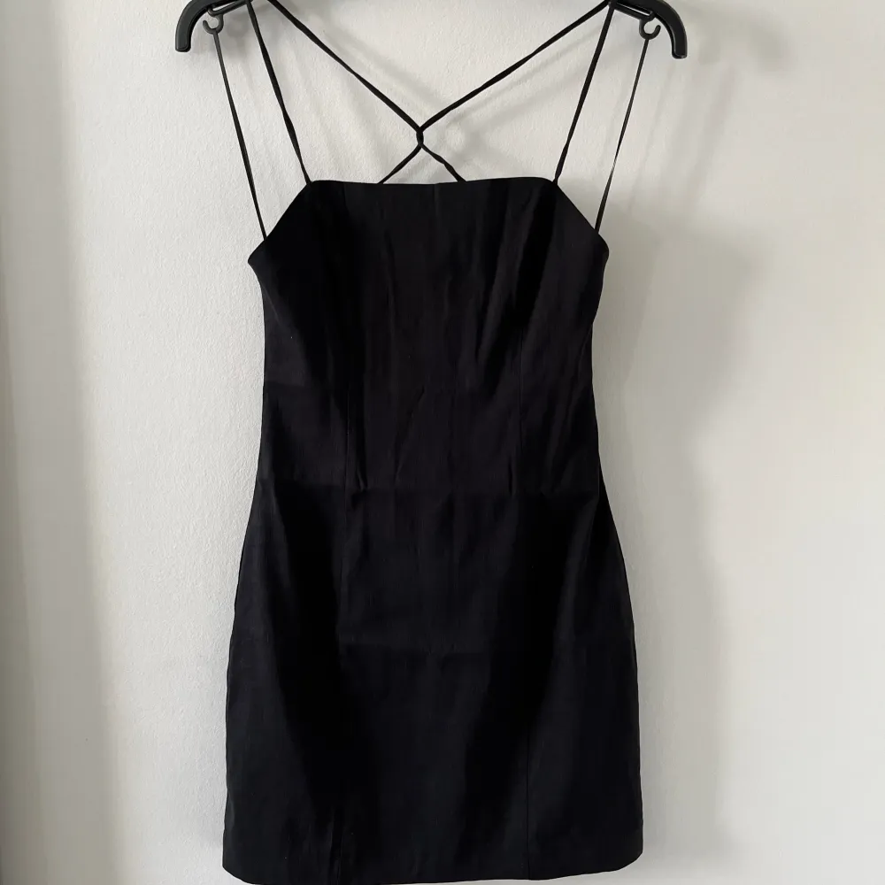 Säljer denna helt nya Zara klänning.. Mekot.