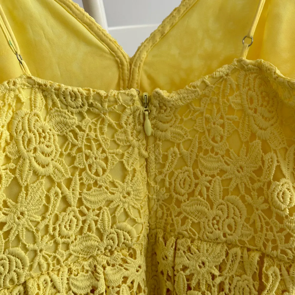 Så vacker gul spetsklänning från H&M. Perfekt till sommarens fester eller bröllop. Använd vid ett tillfälle och handtvättad därefter. Hittar inget att anmärka på i skicket. Storlek 34. Underklänning är fastsydd i. Inköpt för 999 kr för några år sedan. Klänningar.