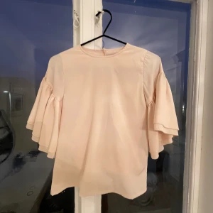 Baby rosa blus😍 - Så fin rosa blus (storleken är 12 år men jag som brukar ha S passar den på)💗