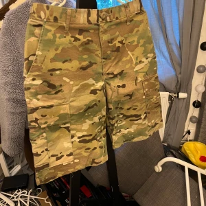Cargos shorts  - Cargos short i storlek 36, bara använda ett annat få gånger 