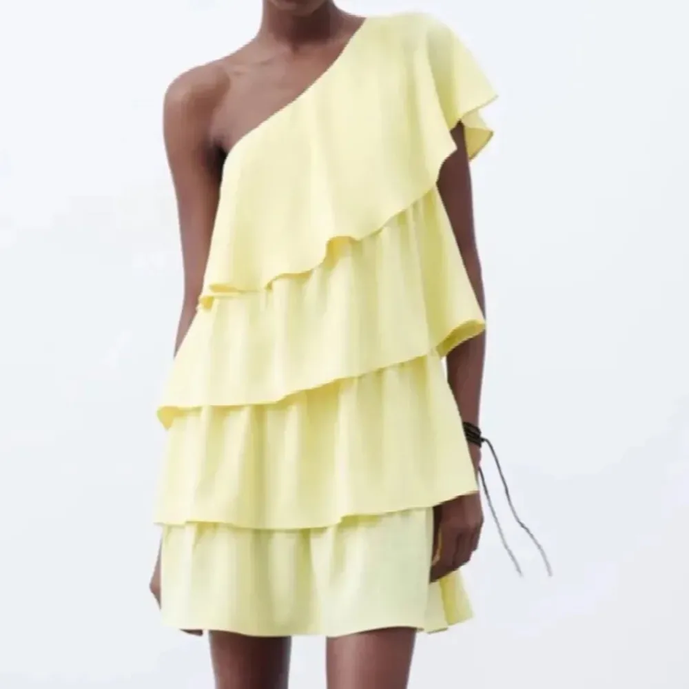 !SÖKER! Jag söker denna gula volang zara klänningen i storlek xs-s!🥰❤️ kontakta mig om ni säljer den eller vet någon som säljer den.🥰❤️. Klänningar.