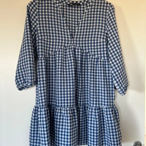 Klänning Zara - Somrig blå rutig klänning från zara.  Använd enstaka gånger  Säljs till högstbjudande 