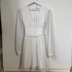 Dahlia dress från Bubbleroom, strl 36🌸Aldrig använd, lappar kvar🥰 går att knyta  bak eller fram 💖 köpt för 699kr säljer för 350kr 