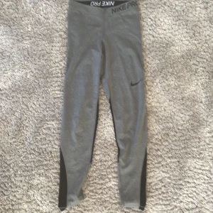 Nike PRO tights - ⚠️Kontakta på Plick innan köp⚠️ Inga defekter, lite uttöjda, använda 2 gånger tills jag tyckte att de var för små. Mycket små i storleken, för mig som är 171cm. Men fina och bekvämt material. Perfekta att vara ute och jogga med nu i sommmar.