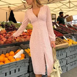 Säljer min jättefina klänning från Adoore Paris dress i färgen light pink. Nypris 1495, mitt pris 1000, klänningen är använd två gånger. Storlek 38 men liten i storleken