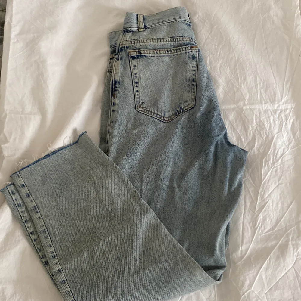 New denim jeans, i storlek xs men ganska lösa i passformen. Köpta på bikbok💞 . Jeans & Byxor.