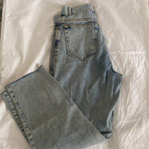 New denim jeans, i storlek xs men ganska lösa i passformen. Köpta på bikbok💞 