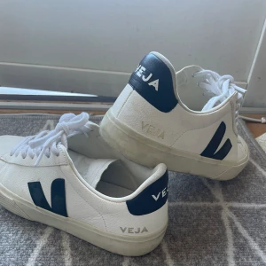 Veja Sneakers  - Super snygga veja sneakers som är perfekta både till våren och sommaren. Skorna har inga defekter. Säljer då jag tyvärr beställde hem fel storlek. 💌